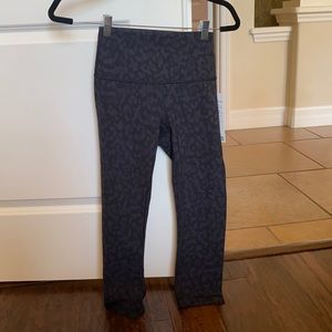 Lululemon winder under HR Crop 21” *FLux Size 4